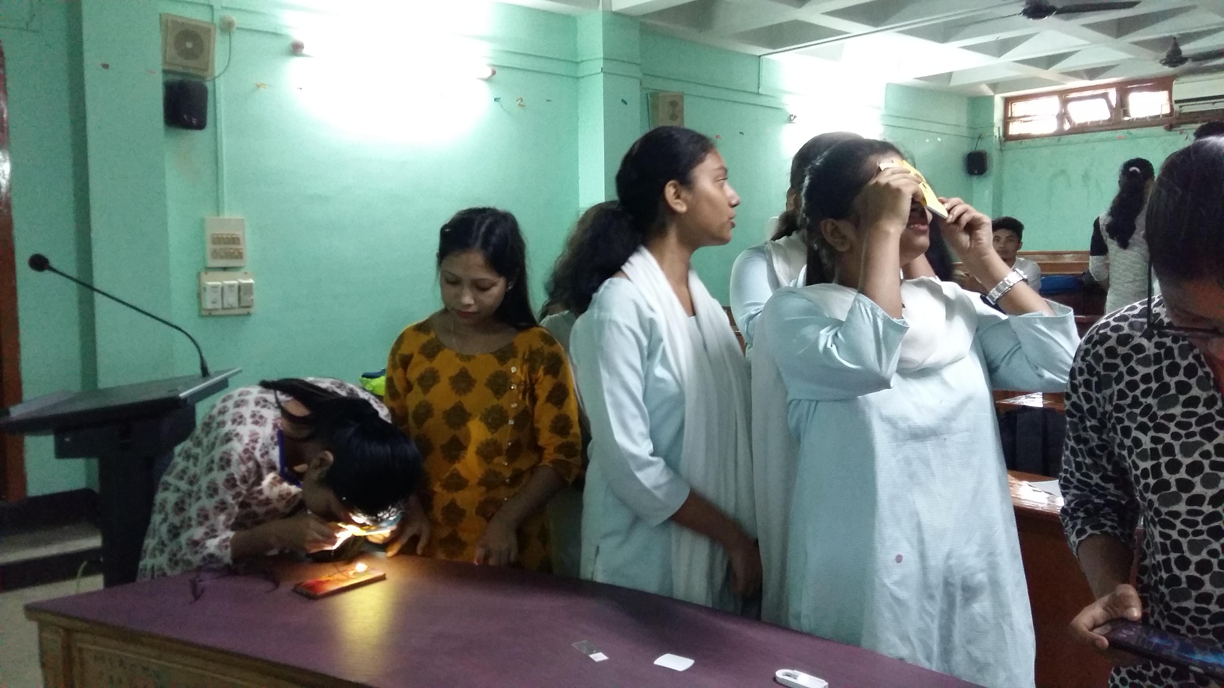 Observing-slides-in-foldscope-demonstration-programme.jpg