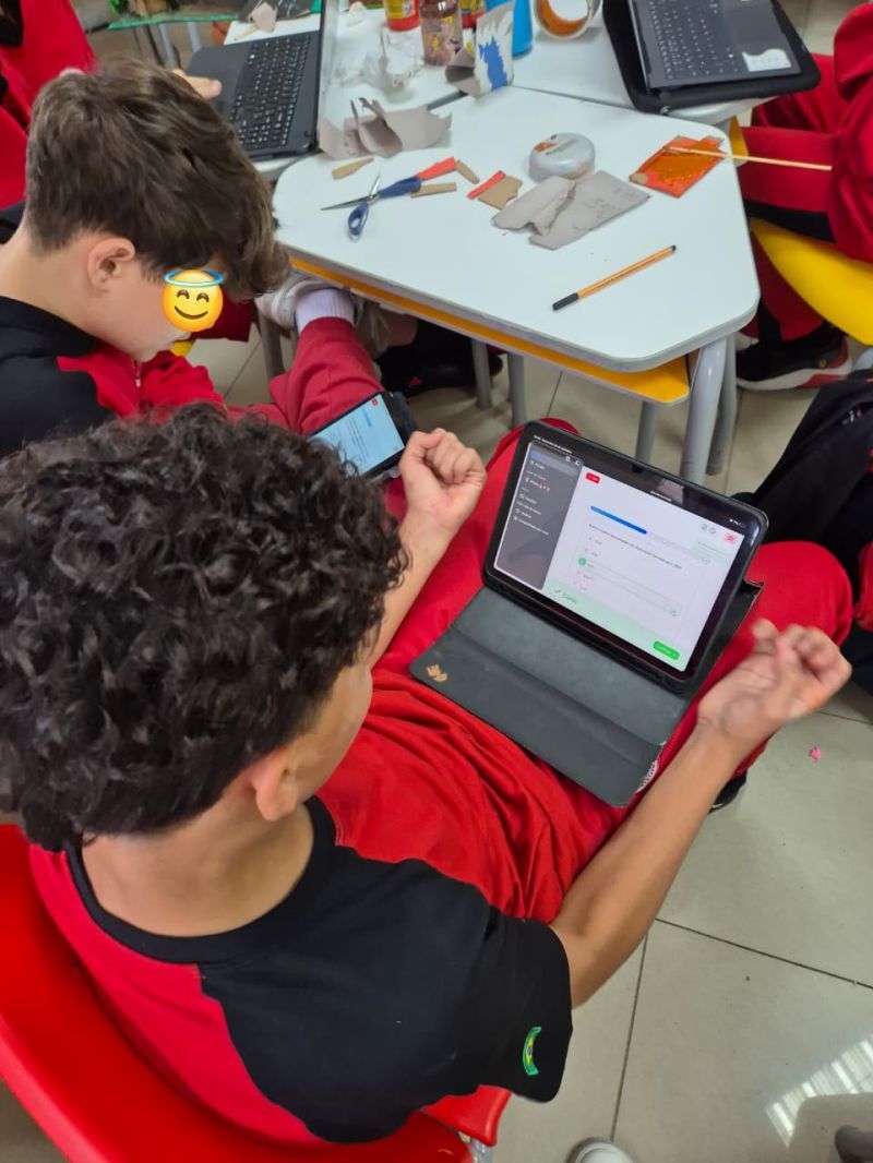 Aluno em sala de aula utilizando tablet com a plataforma Brio