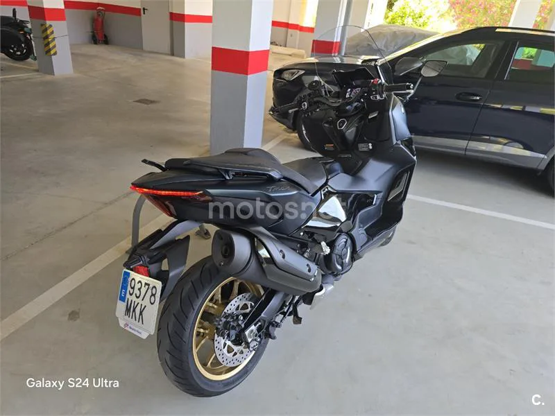 Yamaha TMAX – Vista 12