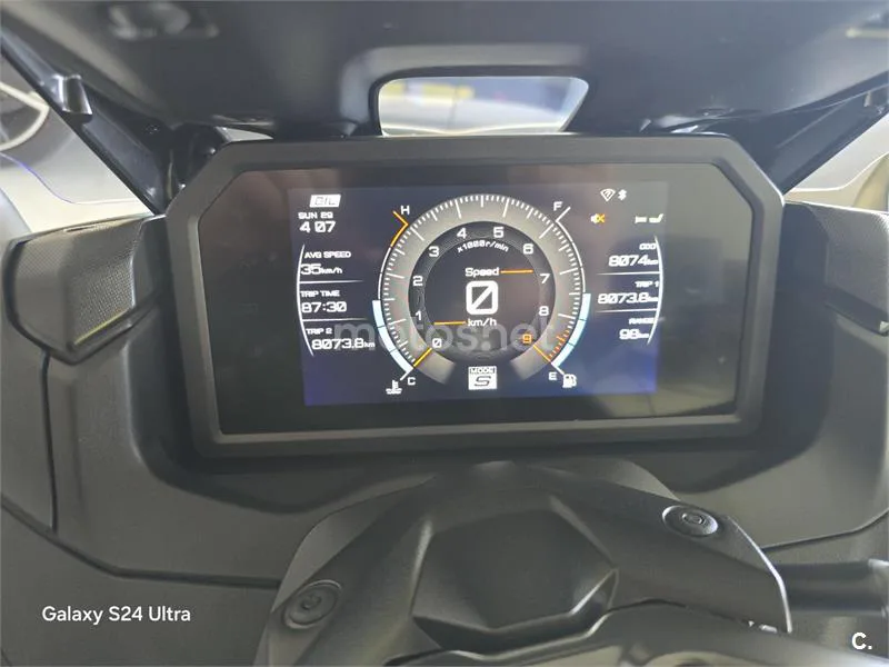 Yamaha TMAX – Vista 13