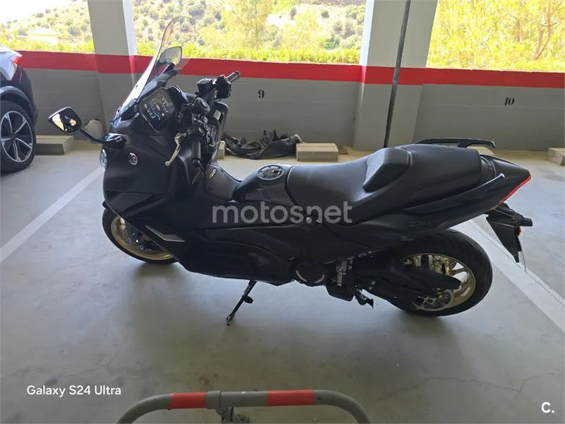 Yamaha TMAX – Vista 14
