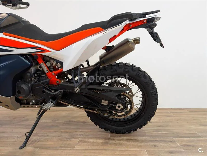KTM 890 – Vista 9