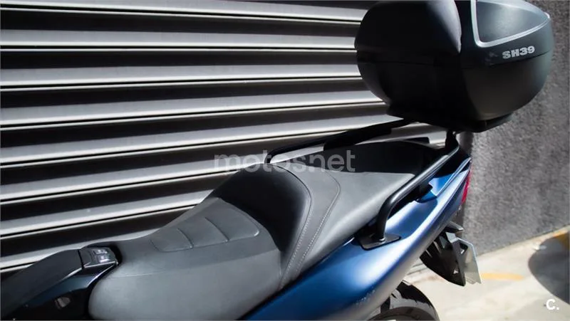 Yamaha TMAX – Vista 19