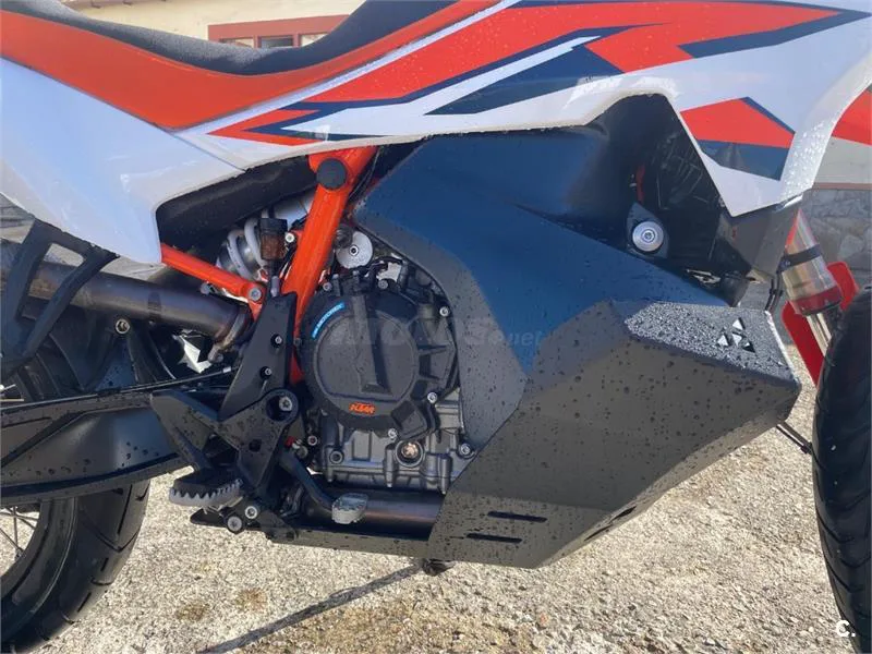 KTM 890 – Vista 4