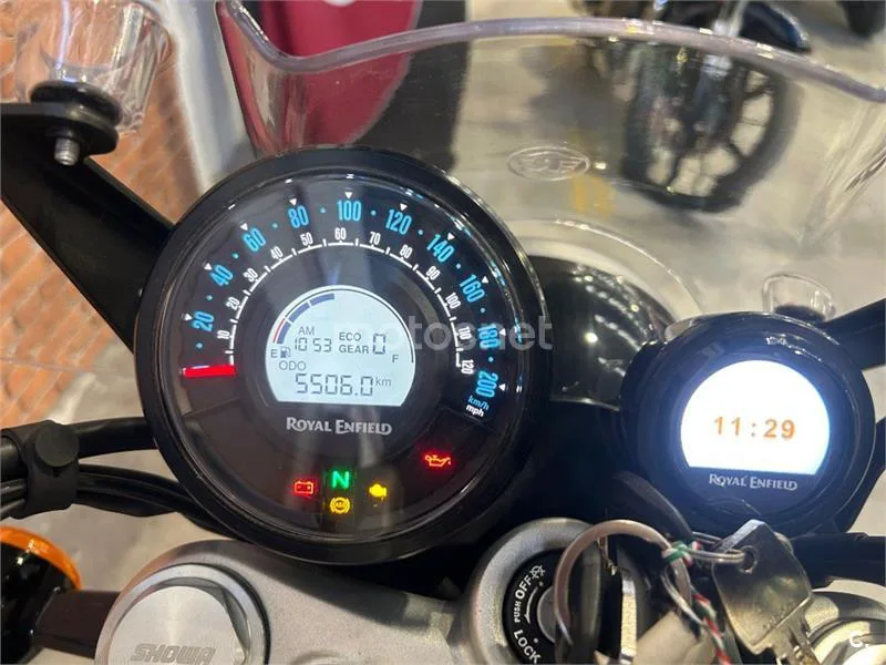 Royal Enfield Super Meteor 650 – Vista 20