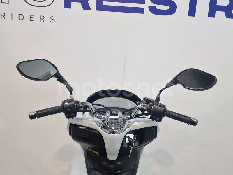 Honda PCX 125 – Vista 11