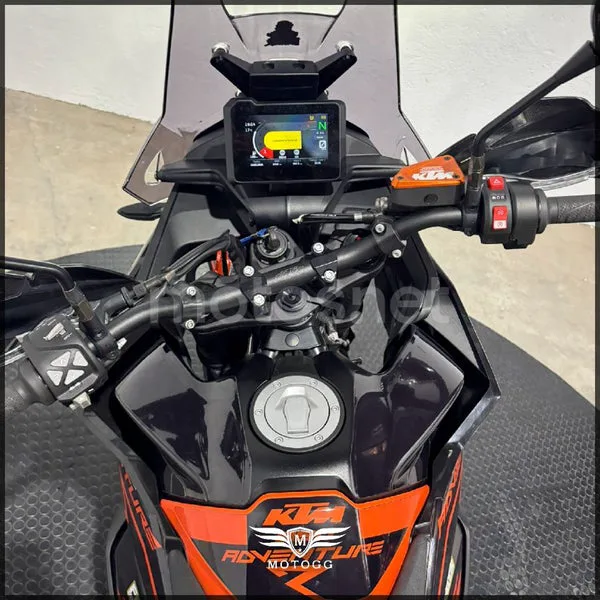 KTM 890 – Vista 7