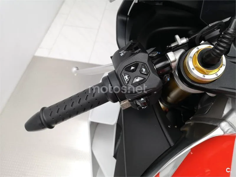 Aprilia RSV4 Factory – Vista 9