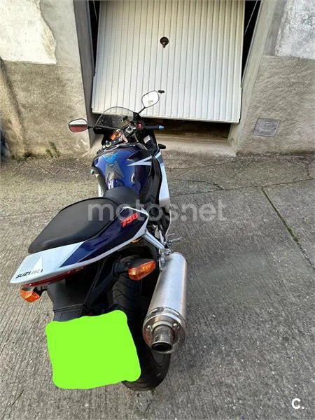 Suzuki GSX R750 – Vista 8