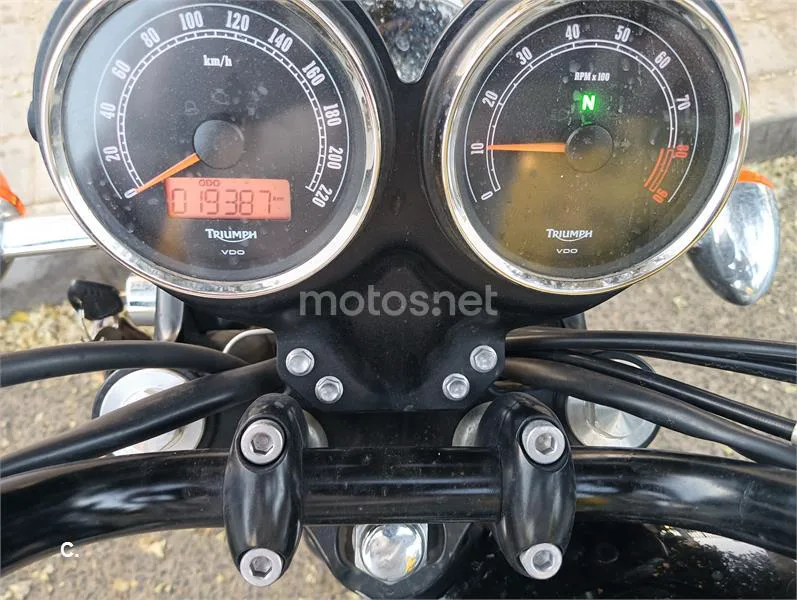 Triumph Bonneville T100 – Vista 2