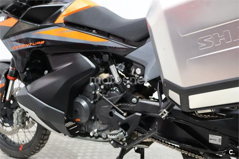 KTM 890 – Vista 14