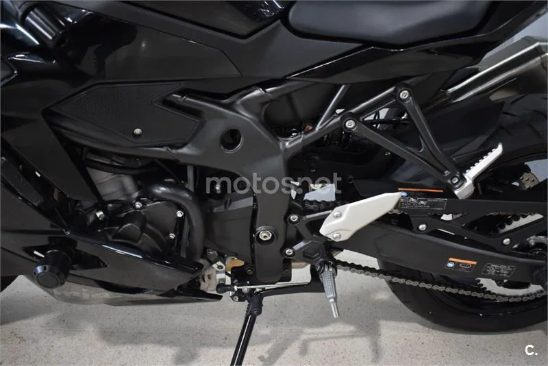 Kawasaki ZX 4R – Vista 6