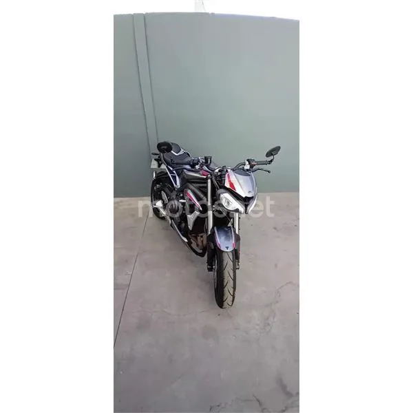 Triumph Street Triple – Vista 4
