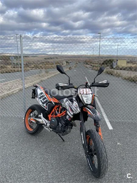 KTM 690 SMC R – Vista 3