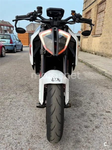 KTM 1290 Super Duke R – Vista 9