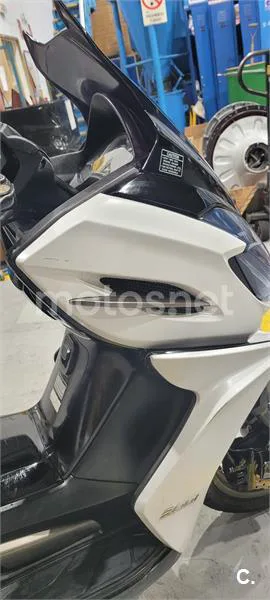 Kymco K-XCT 300i – Vista 8