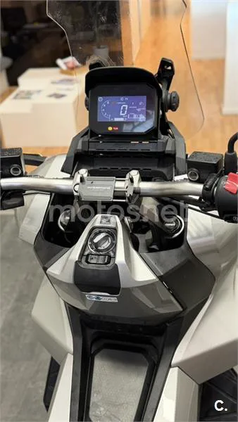 Honda ADV 350 – Vista 4