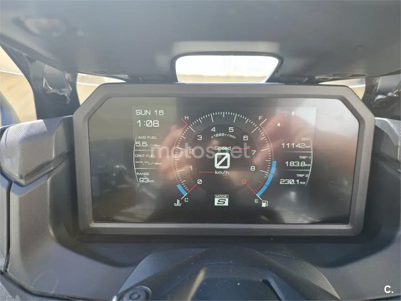 Yamaha TMAX – Vista 13