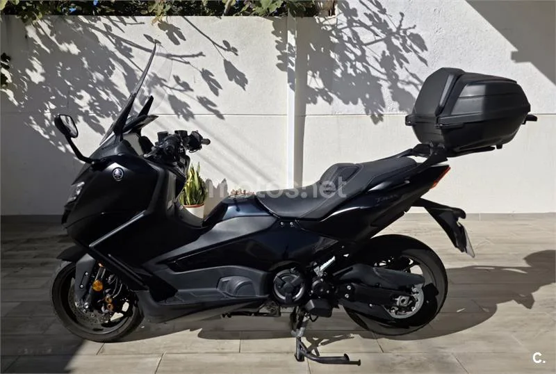 Yamaha TMAX – Vista 14