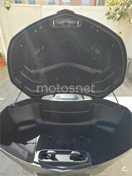 Yamaha TMAX – Vista 17