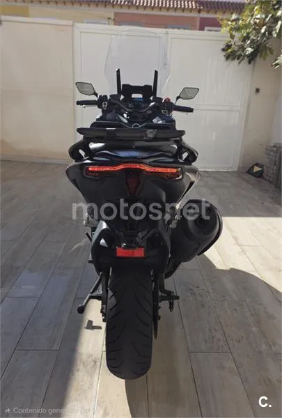 Yamaha TMAX – Vista 8