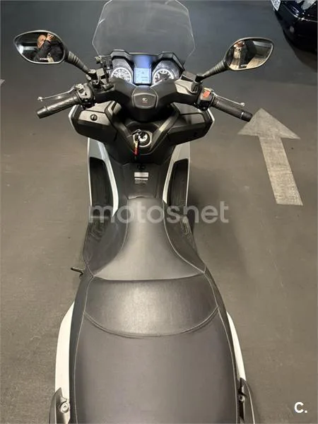 Kymco Grand Dink 300 – Vista 13