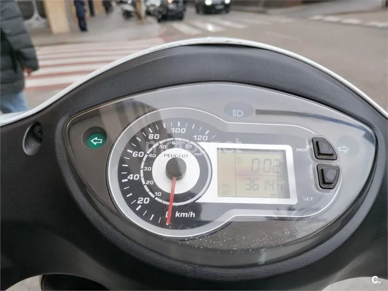 Peugeot TWEET 125 RS – Vista 6