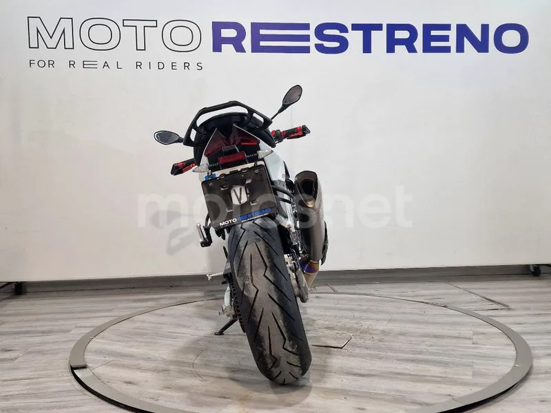 Aprilia Tuono V4 1100 – Vista 9