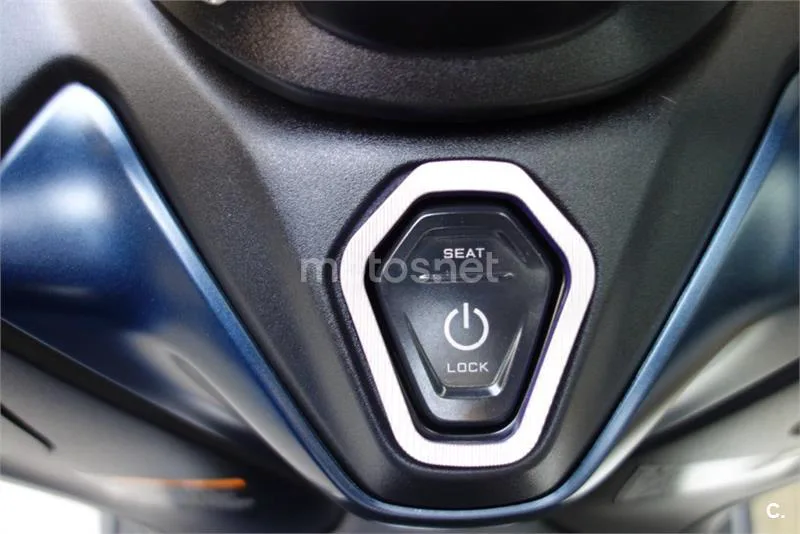 Yamaha TMAX – Vista 13