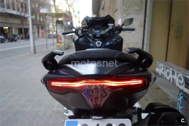 Yamaha TMAX – Vista 14