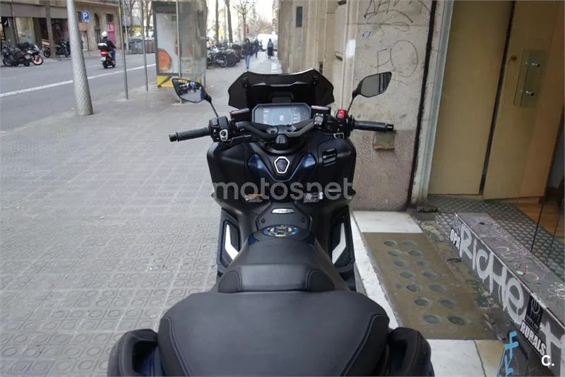 Yamaha TMAX – Vista 15