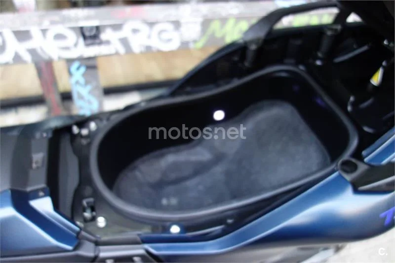 Yamaha TMAX – Vista 17