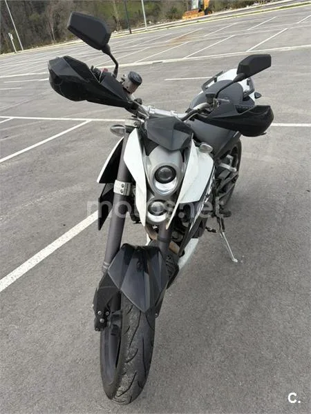 KTM 690 Duke – Vista 3
