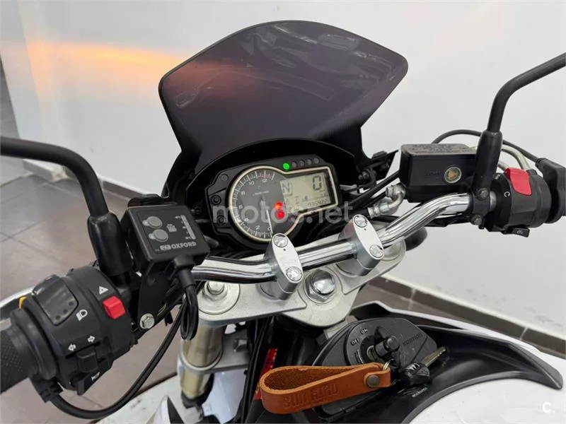 Suzuki GSR 750 – Vista 12