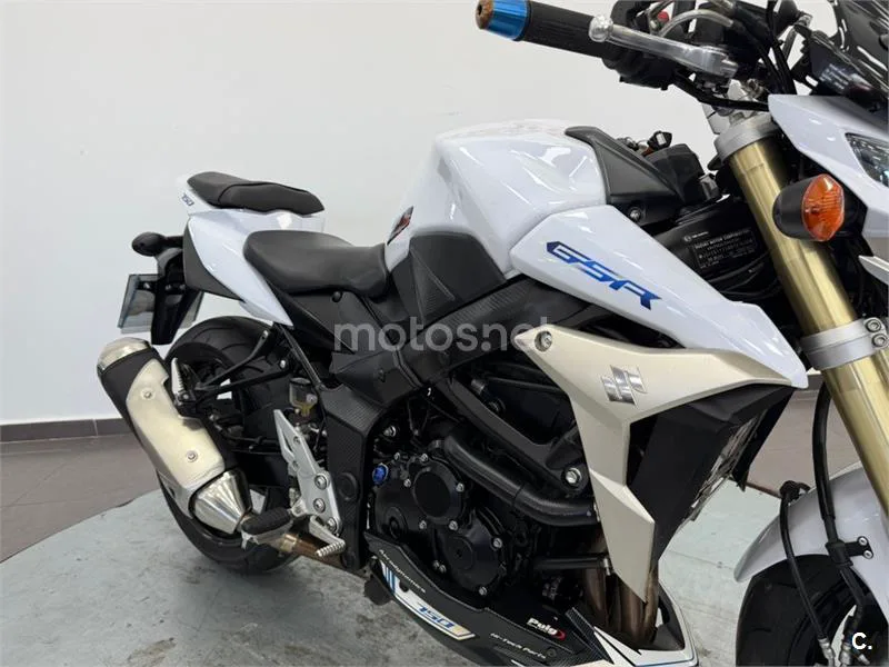 Suzuki GSR 750 – Vista 13