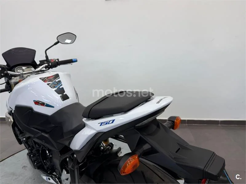 Suzuki GSR 750 – Vista 14