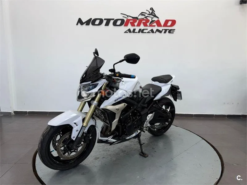 Suzuki GSR 750 – Vista 15
