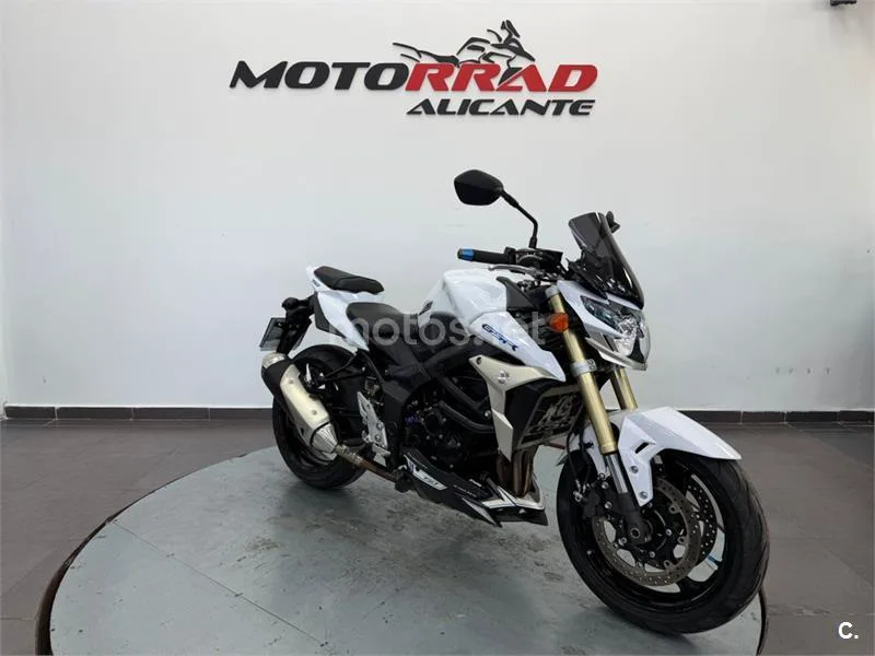 Suzuki GSR 750 – Vista 17