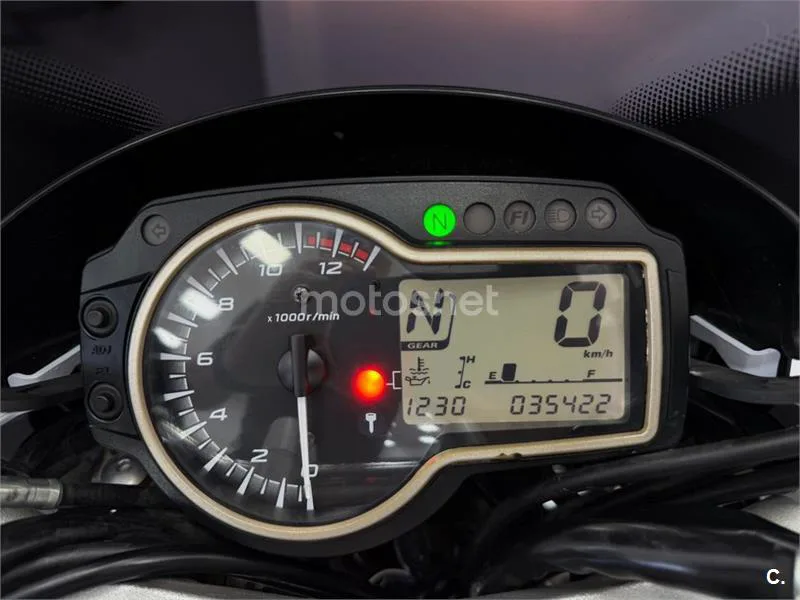 Suzuki GSR 750 – Vista 18