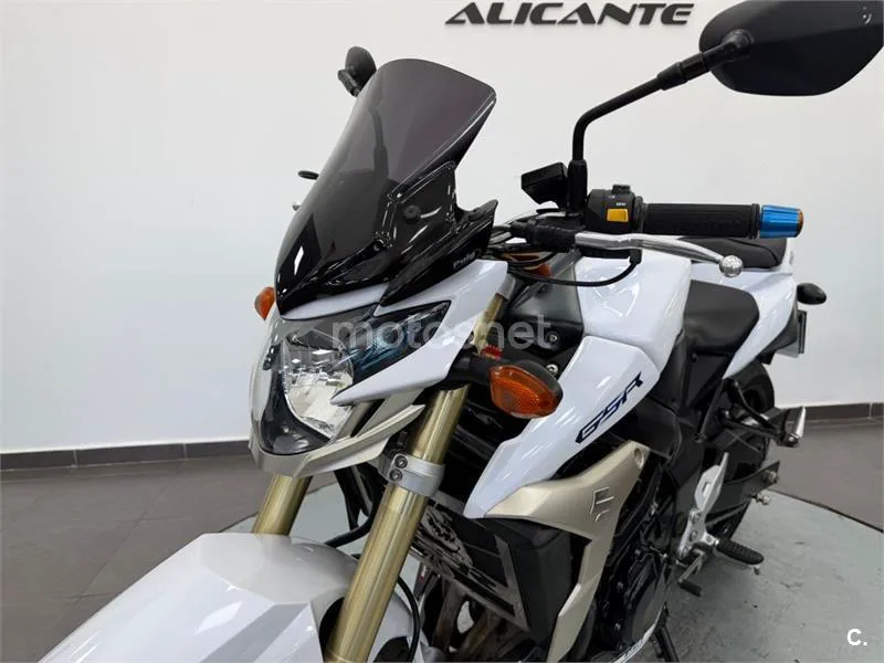 Suzuki GSR 750 – Vista 19
