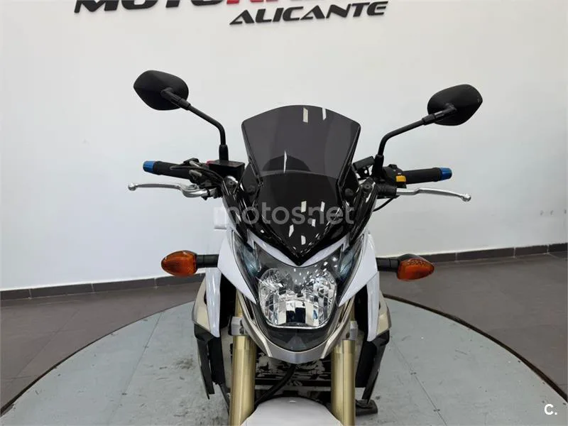 Suzuki GSR 750 – Vista 20