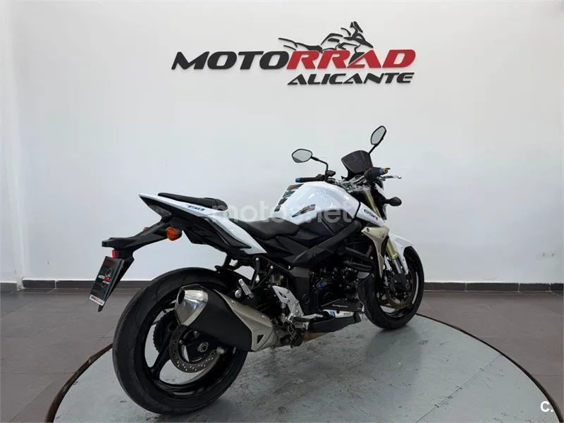 Suzuki GSR 750 – Vista 3