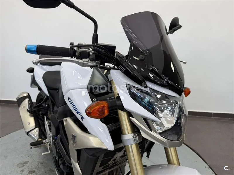 Suzuki GSR 750 – Vista 21