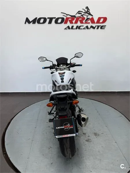 Suzuki GSR 750 – Vista 4
