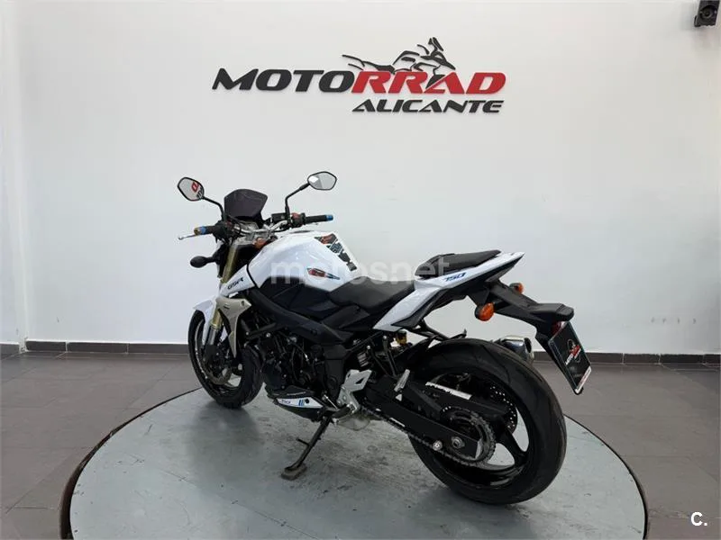Suzuki GSR 750 – Vista 5