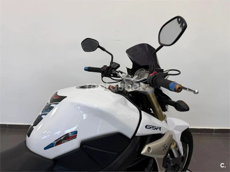 Suzuki GSR 750 – Vista 6