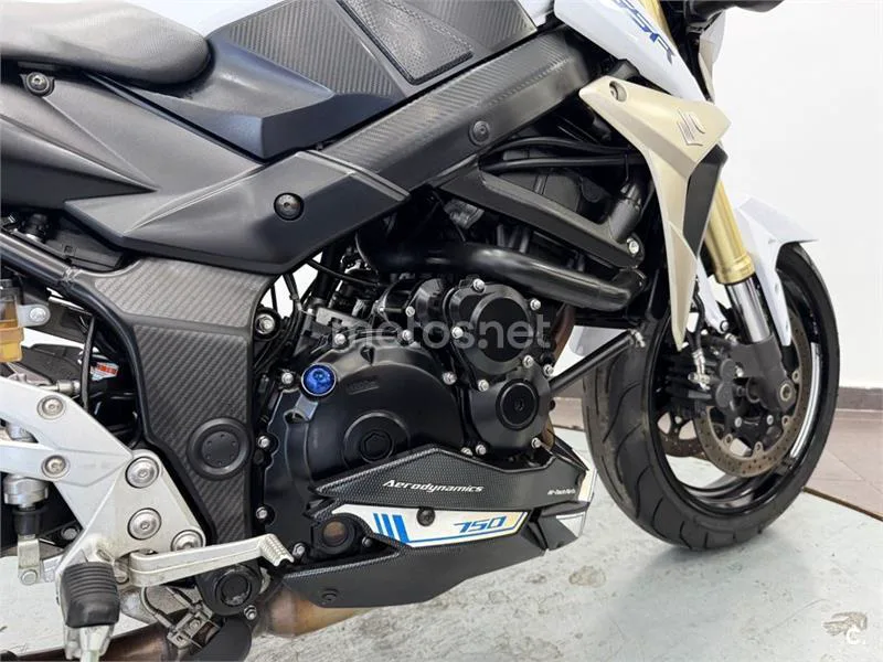 Suzuki GSR 750 – Vista 7