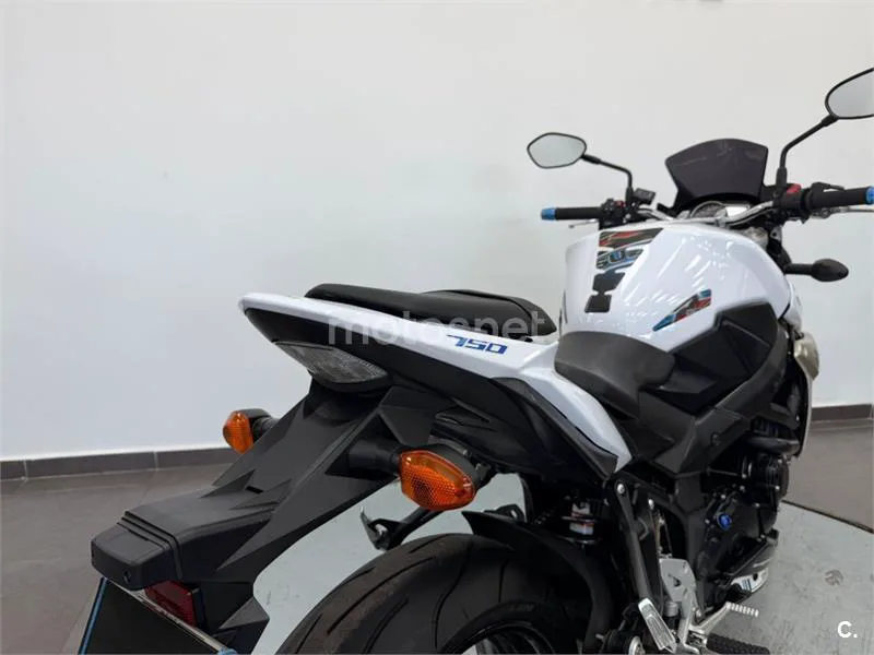 Suzuki GSR 750 – Vista 8