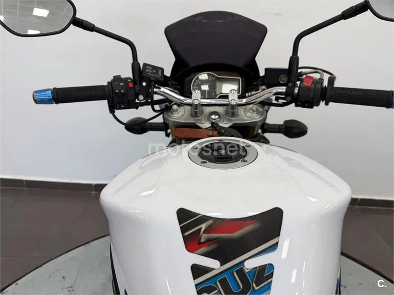 Suzuki GSR 750 – Vista 9