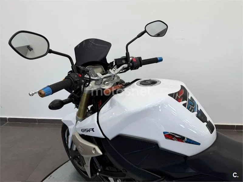 Suzuki GSR 750 – Vista 10